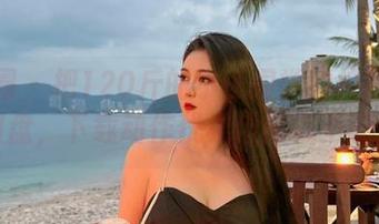 微密圈 – 把120斤的小王同学的校服放进网盘，下载动作优雅但内心不安？