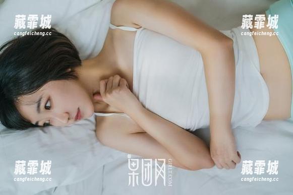 GIRLT果团网 - 通灵儿的眼镜写真，下载后考虑要不要送给我自己。