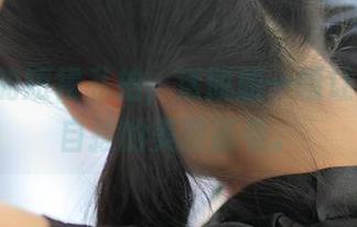 ROSI的短裙私拍，活脱脱一幅让你无法自拔的美图画卷。