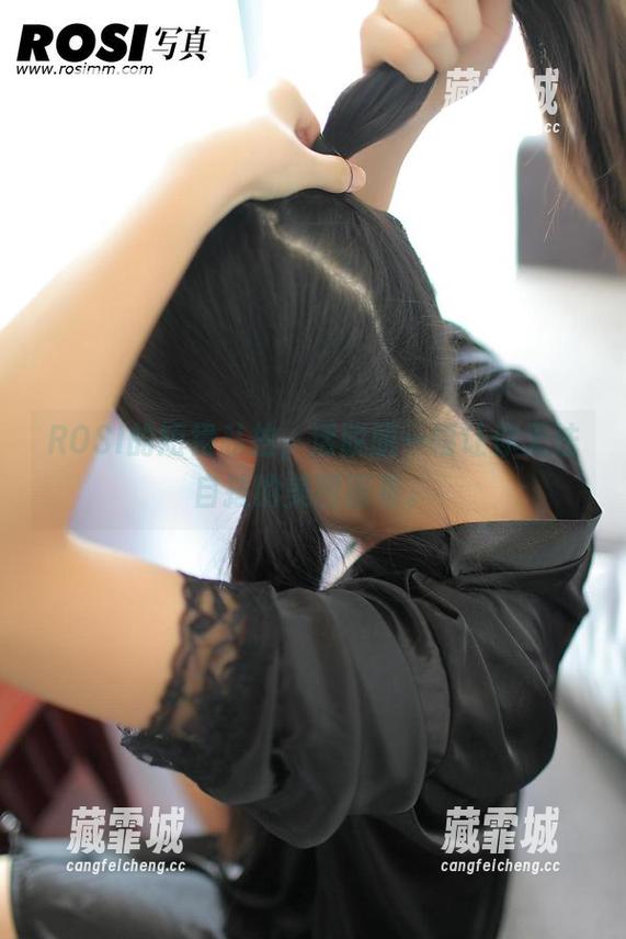 ROSI ROSI的短裙私拍,活脱脱一幅让你无法自拔的美图画卷。