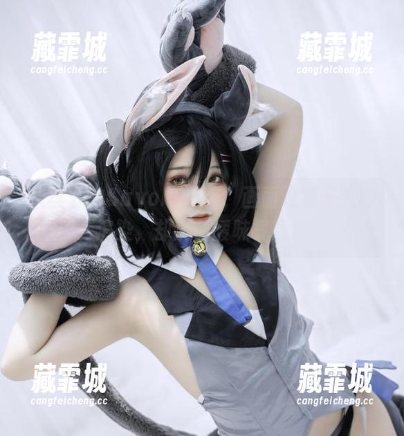 SayoMomo 灰丝下的SayoMomo,画面没有圣光的渲染,却满载暧昧气息。