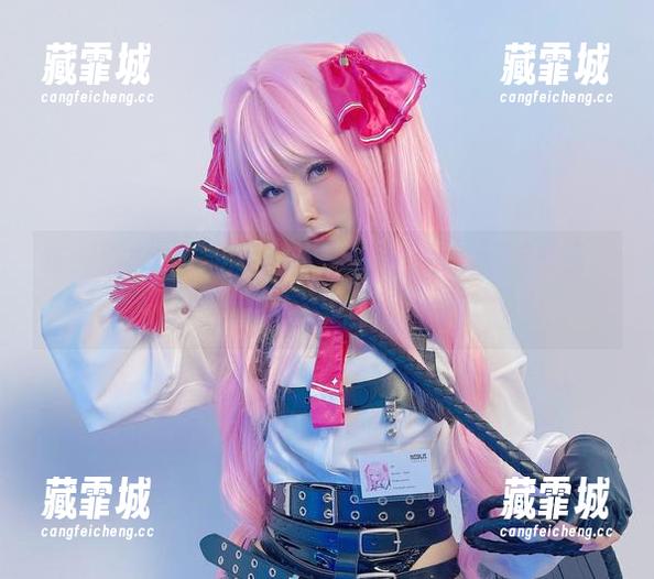 SayoMomo 这连衣裙,SayoMomo算是成功的“反射镜”,把目光牢牢锁住