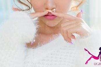 UGirls尤果网 – 瞧！尹凌儿的眼镜合集：不光是扮帅，还有这种带感