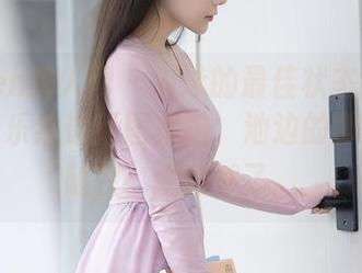 Xiuren秀人网 – 游泳的最佳状态？当然是看黄乐然最新图集啦，池边的那种休闲随性，太自然了。