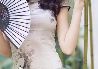 YouMi尤蜜荟 – 黄歆苑在职业装中的神态，简直是一幅画，原图得拿个奖。