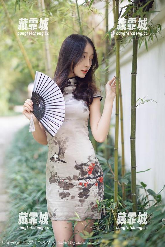 YouMi尤蜜荟 - 黄歆苑在职业装中的神态，简直是一幅画，原图得拿个奖。