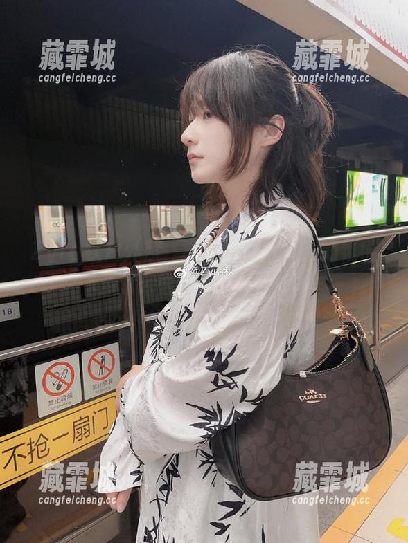 Zyra秋 Zyra秋户外照,图片中的你我他的氛围,怎么看怎么像个故事…