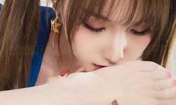 丽柜 – 在线跟风：曲线优雅，婷婷的贵足似乎真有魔力