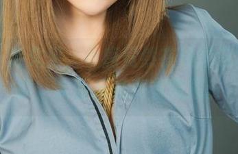 丽柜 – 活久见，小唐竟然在线拍这泳池写真，水面反光真有意思。