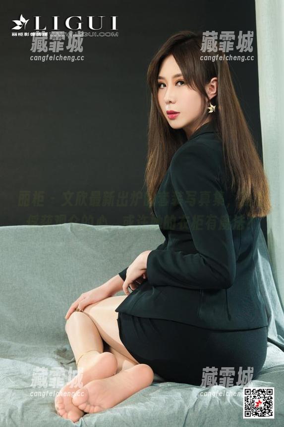 丽柜-文欣 丽柜 - 文欣最新出炉的套装写真集,轻松俘获观众的心,或许她的衣柜有魔法?