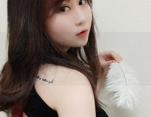 看呀，依依超级懒的美足在无圣光下别有洞天，美图也跟着风骚！