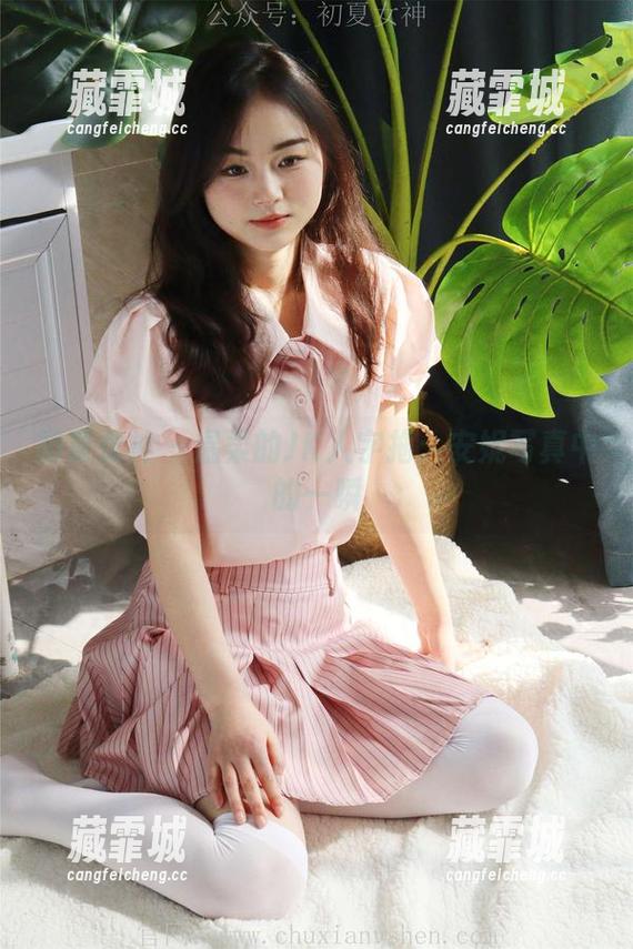 初夏女神-安妮 初夏女神 - 温柔的JK人字拖:安妮写真中的一瞬