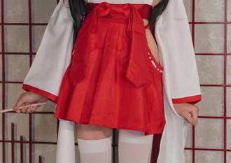 棉袜与可爱不对称？咬人小小兔的写真精选，打破传统的‘可爱’定义。