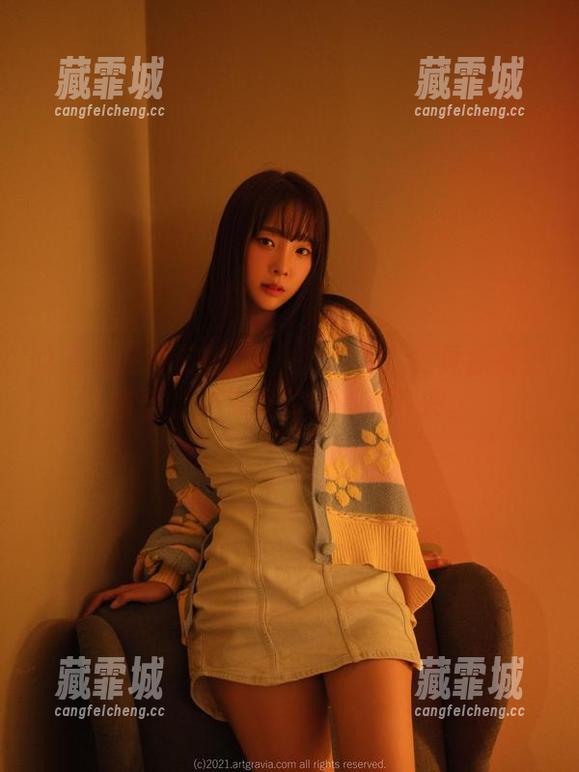 这套装是姜仁卿(강인경)的吗？我竟然被图集里的细节吸引得停不下来。