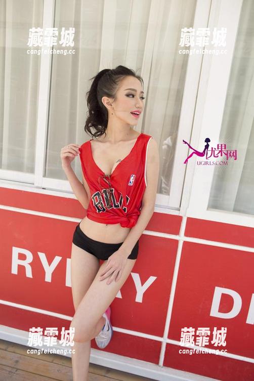 尤果网-李颜儿 尤果网 - 谁说皮衣只属于酷哥?李颜儿告诉你,女孩儿也玩出花样!亲们,来看看这无圣光图包吧