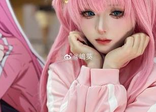 嶋葵的运动方式，确实有些她自己的cos风格在里头。