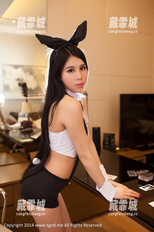 推女神-潇同学 推女神 - 潇同学的高跟鞋挑战:最新美图,总让人想起“她是不是快摔了”的悬念!