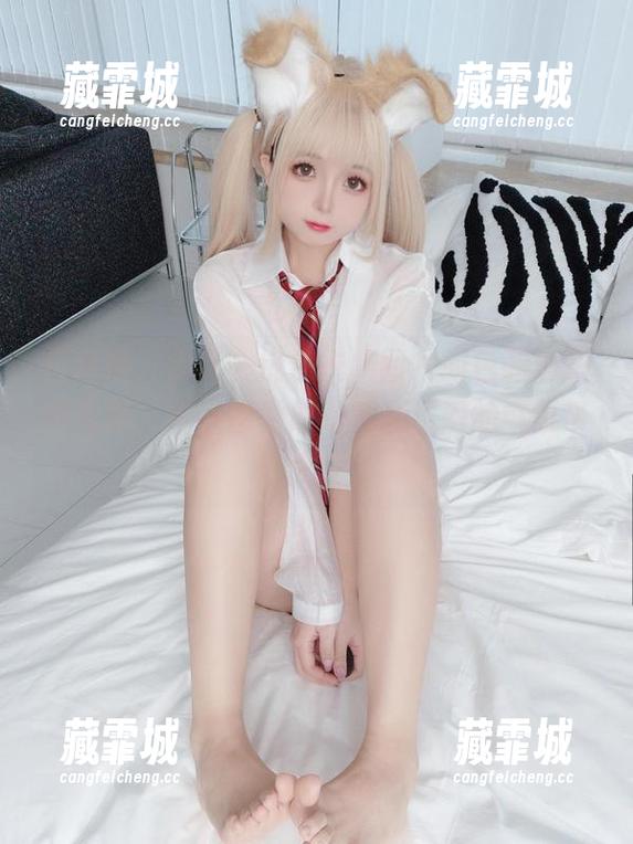 日奈娇 日奈娇,你真会挑皮衣,图片的色调混搭得完美,作品感觉像是要给沉闷的气氛带点火花。