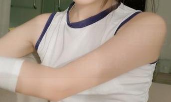 木之本果的短裤私房图：一边是腿，一边是生活的轻松