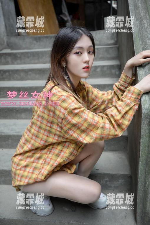 梦丝女神-魏婷婷 梦丝女神 - 魏婷婷真会穿!这套短裤写真,图包翻了我这种“短裤控”的心。