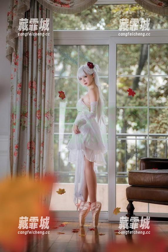 樱落Selena的礼服照片合集，让我期待她下一次的“戏服群演”，哈哈，随便一穿，都是电影感！