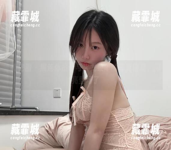 微密圈 - 黑连体吊带与火龙果羊的写真碰撞，闪亮登场了