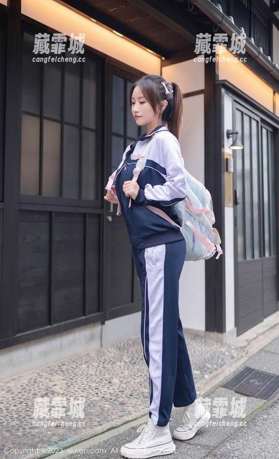 秀人网-小逗逗 秀人网 - 小逗逗的私拍里,女王的目光直勾勾的,让我想停下来!