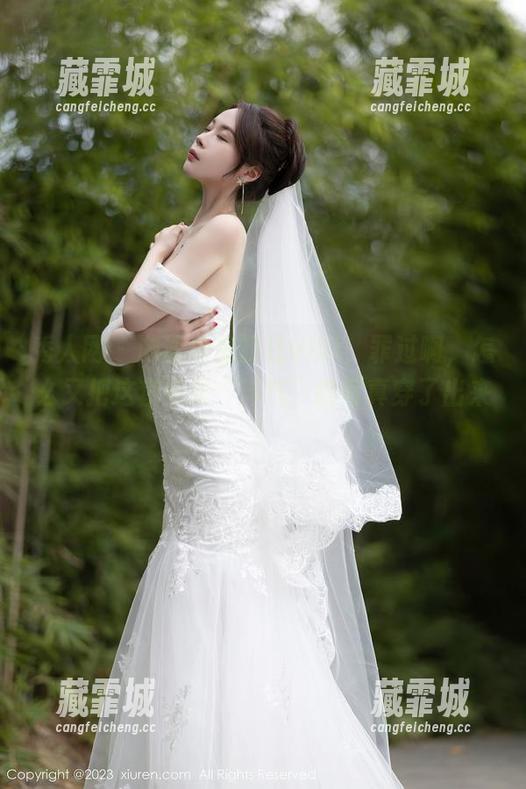 秀人网 - 游泳池里的杜viki，罪过啊，怎么又把这套如此“洋气”的写真穿了出来？