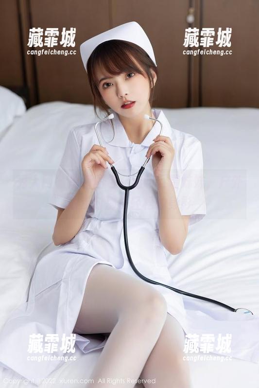 秀人网 - 最新图包：猫咪巨臀妹妹，户外散步时那抹轻松的身影