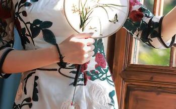 秀人网 – 糯美子MINIbabe敲响JK的钟声：原图与精选的奇妙醍醐