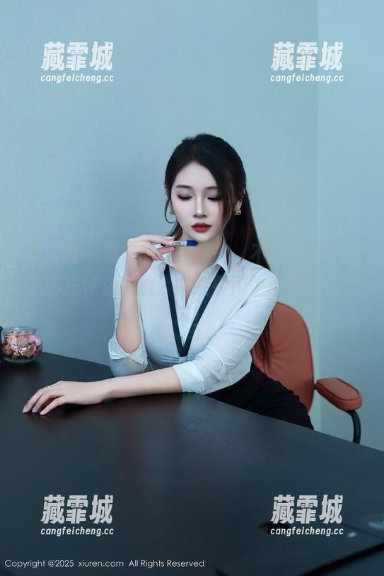 秀人网 - 免费的短裙图册，不知道菲菲吃不胖是什么神仙，竟然要用上百种姿势展示！