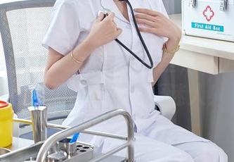 秀人网 – 萝莉悠悠酱私拍里，礼服的华丽比最闪的星星还要迷人！