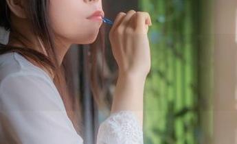 自闭颜球球全集：轻飘飘的白裙，真让人闲思