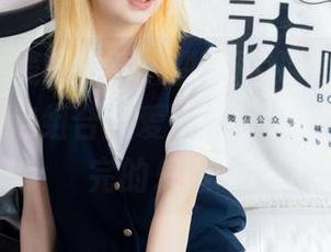 袜啵啵 – 美图分享，甜甜圈和她的可拆卸牛仔裤，这组合我爱了，照片里全是说不完的乐趣。