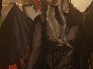 “我爱蓝粉色”—这是我看完雯妹不讲道理的COS后留下的瞬间感慨，高清也太给力了吧！