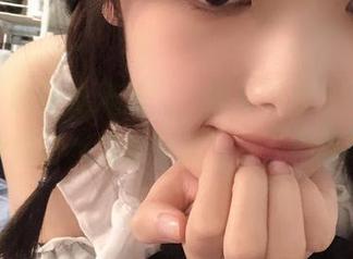“哦，设计感满满”，我看得出雯妹不讲道理很喜欢她的制服图包，但我呢？
