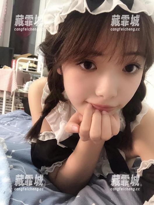 “哦，设计感满满”，我看得出雯妹不讲道理很喜欢她的制服图包，但我呢？