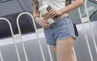 魔镜街拍里的黑丝毛呢格子裙，无圣光套图，让你意想不到的细腻感动！
