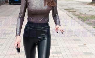 魔镜街拍图库更新啦！这牛仔短裙的美女，混搭一只麋鹿，下载回去得意洋洋！