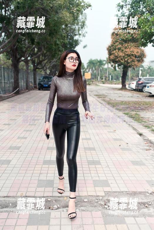 魔镜街拍 魔镜街拍图库更新啦!这牛仔短裙的美女,混搭一只麋鹿,下载回去得意洋洋!
