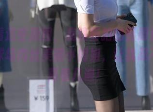 乍一看这些原图，魔镜街拍的图册里，有个足球场肉丝美腿小姐姐，让我忍不住想再看几遍！