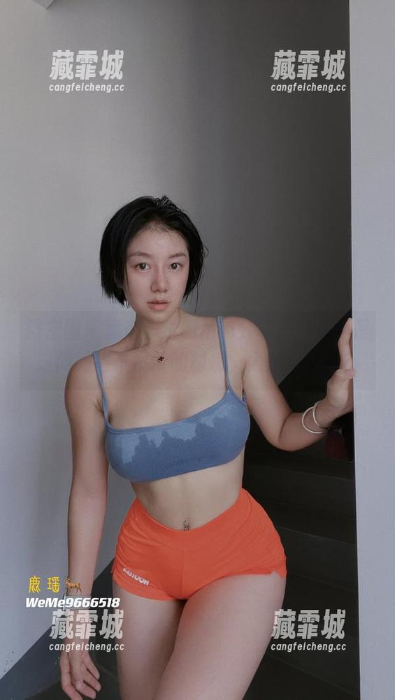 鹿瑶 微密圈 - 鹿瑶,透明吊带分享——是不是该问问她这吊带的材质,太飘逸了吧?